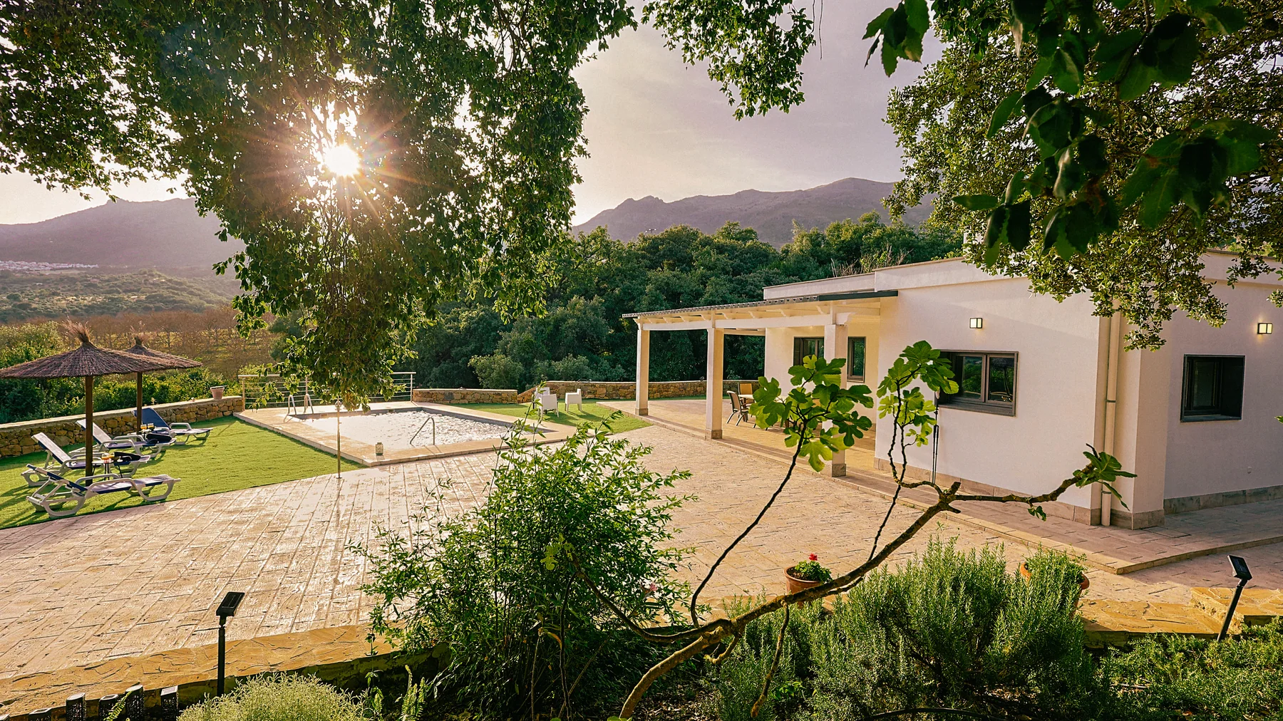 Villa La Huerta, su porche y su piscina a la luz de la tarde