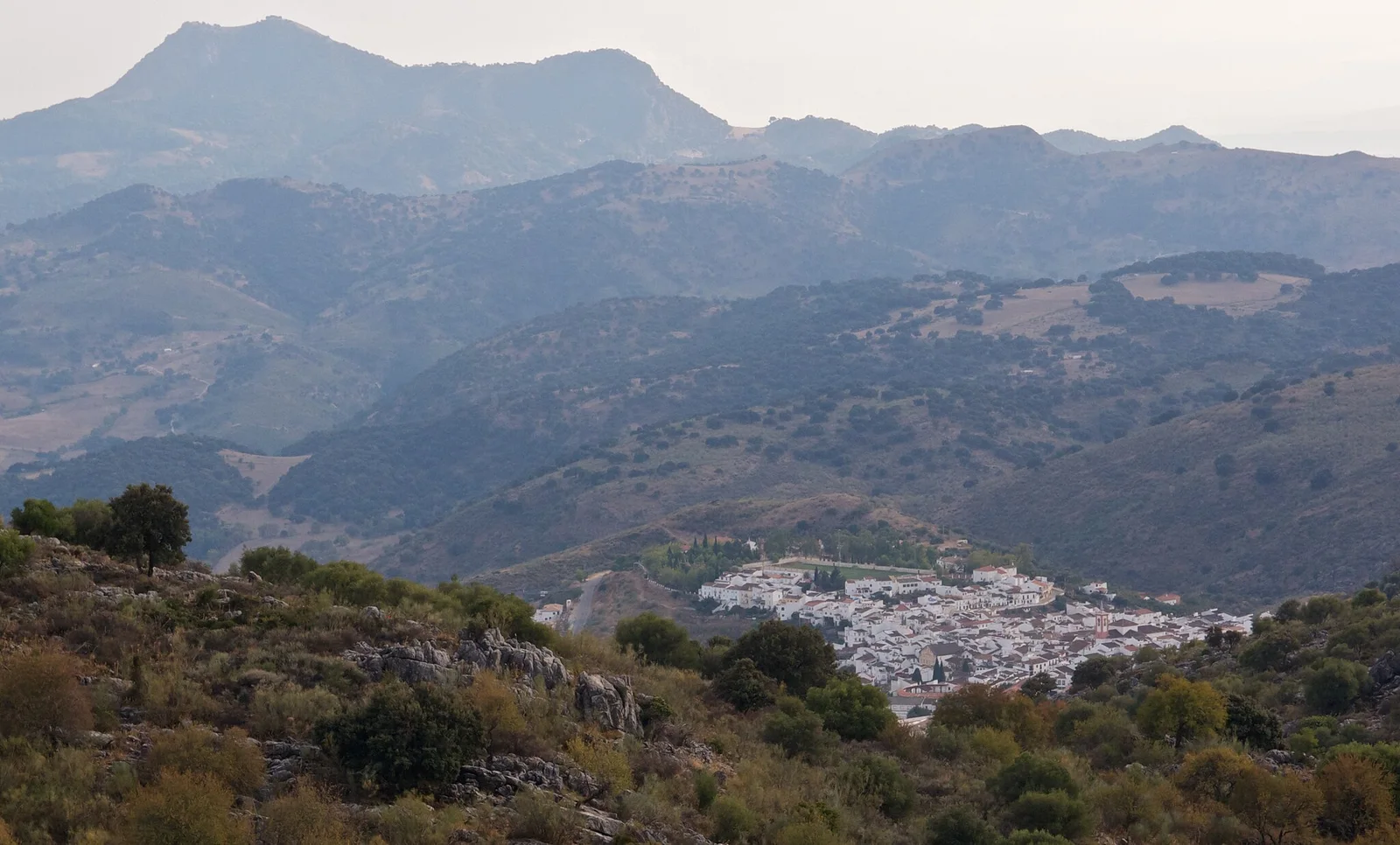 Cortes de la Frontera entre las montañas de la Serranía