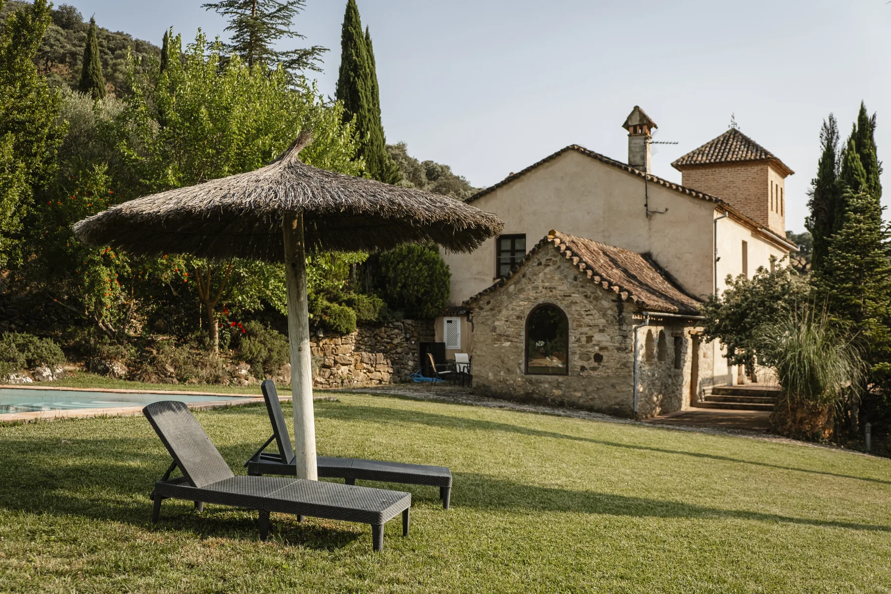 Villa La Torre y su jardín junto a la piscina