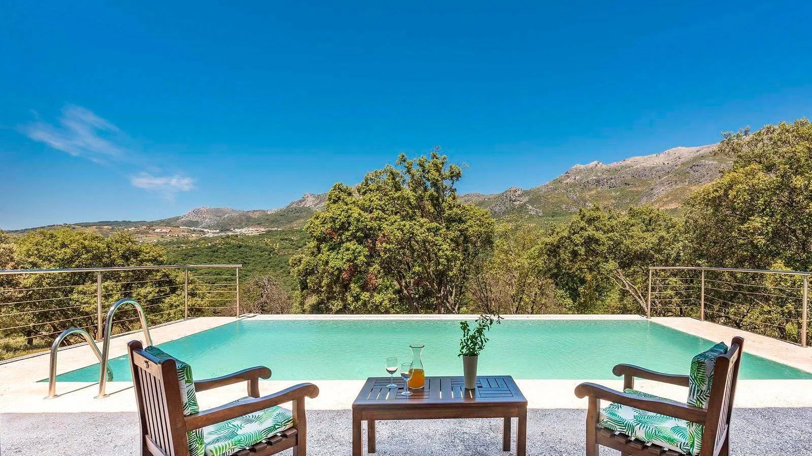 Piscina de Villa Zen y terraza con vistas a las montañas