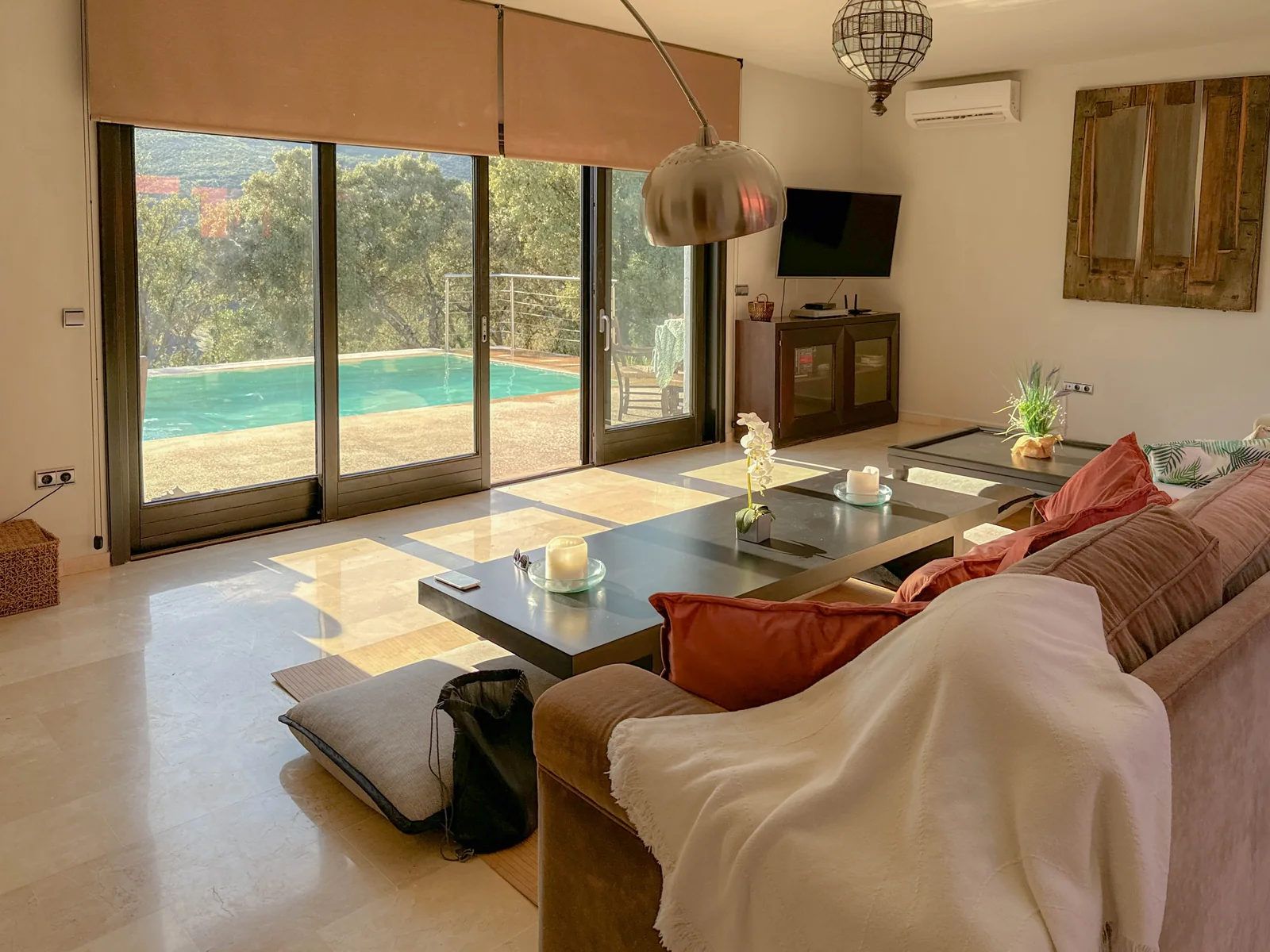Salón de Zen con vistas a la piscina a través de las cristaleras